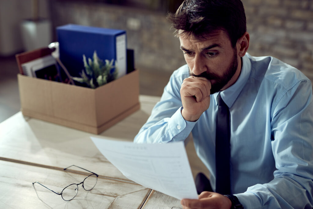 homem analisando contrato para realizar o distrato de multipropriedade
