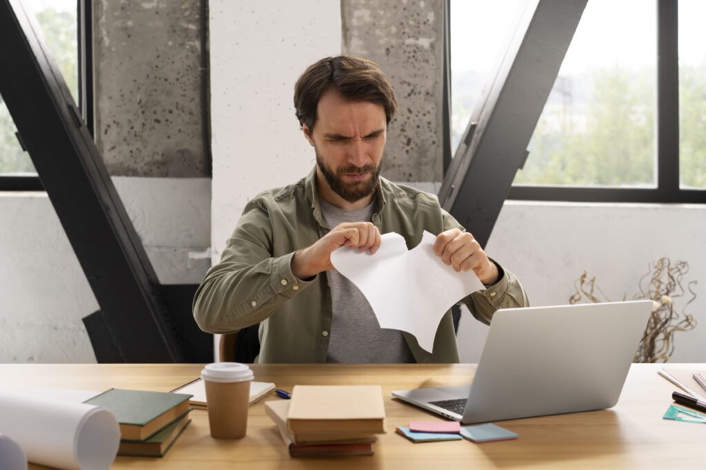 homem rasgando contrato após realizar o distrato de multipropriedade